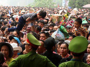 Ảnh: Giỗ Tổ, Người Dân Đổ Về Đền Hùng Như Dòng Thác 2 Ảnh: Giỗ Tổ, Người Dân Đổ Về Đền Hùng Như Dòng Thác