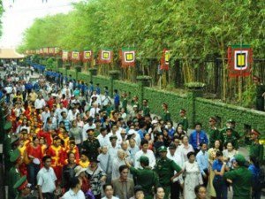 Trẻ Nhỏ Được Chuyền Tay Để Thoát Đám Đông Xô Đẩy Ở Đất Tổ 1 Trẻ Nhỏ Được Chuyền Tay Để Thoát Đám Đông Xô Đẩy Ở Đất Tổ