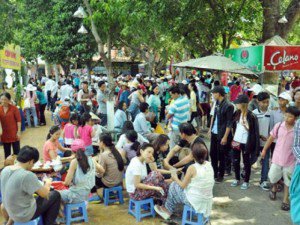 Tphcm: Dân Xếp Hàng Dài Chờ Thưởng Thức Bánh Chưng &Quot;Khủng&Quot; 5 Tphcm: Dân Xếp Hàng Dài Chờ Thưởng Thức Bánh Chưng &Quot;Khủng&Quot;