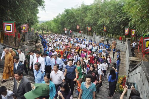 Hàng Nghìn Người Đội Nắng Dự Lễ Giỗ Tổ Trên Đất Sài Gòn - 1