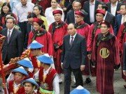 Hàng Trăm Khách Mặc Phản Cảm Không Được Vào Đền Hùng Đã Làm Gì?