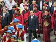 Hàng Trăm Khách Mặc Phản Cảm Không Được Vào Đền Hùng Đã Làm Gì?
