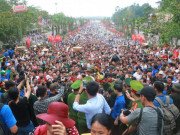 Cận Cảnh Vạn Người Chen Chúc Nghẹt Thở Ngày Chính Hội Đền Hùng 13 Cận Cảnh Vạn Người Chen Chúc Nghẹt Thở Ngày Chính Hội Đền Hùng