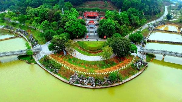 Chiêm Ngưỡng Thế “Sơn Chầu Thủy Tụ“ Của Đền Quốc Tổ Lạc Long Quân Ở Phú Thọ