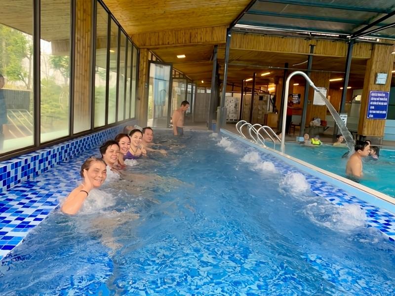Trải Nghiệm Bể Bơi Khoáng Nóng - Lợi Ích Tuyệt Vời Cho Sức Khỏe 2 Du Khách Ngâm Mình Thư Giãn Trong Bể Bơi Khoáng Nóng