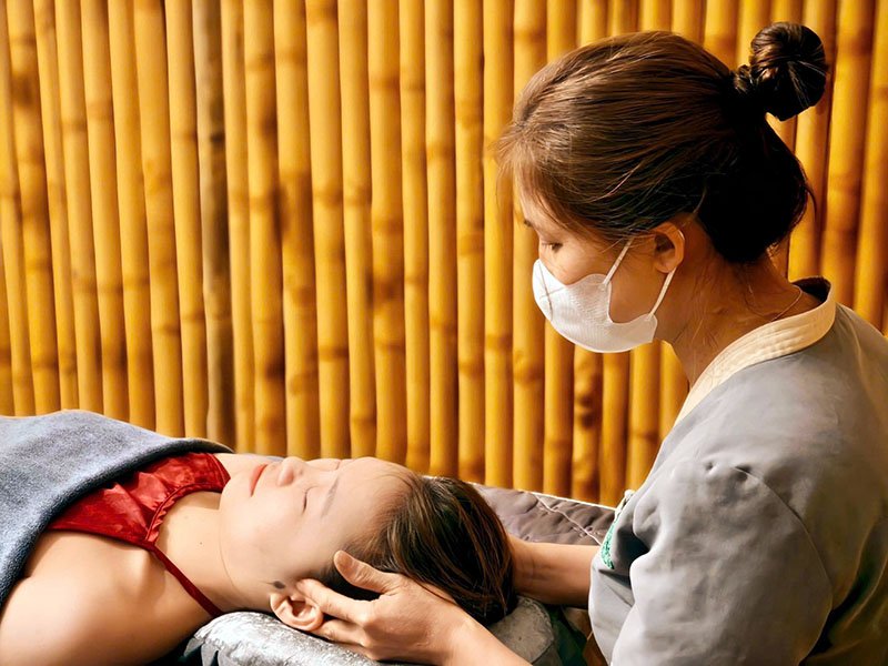 Dịch Vụ Spa Và Trị Liệu - Bí Quyết Thư Giãn Và Làm Đẹp 3 Khách Hàng Thư Giãn Với Liệu Trình Massage Tại Tre Nguồn