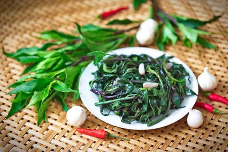 Rau Rừng Xào Tỏi - Món Ăn Từ Thiên Nhiên Tại Tre Nguồn Resort